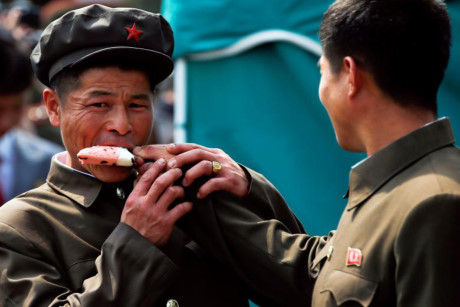 Hai người đàn ông chia sẻ một chiếc kem. Bức ảnh chụp ở thủ đô Bình Nhưỡng của Triều Tiên.