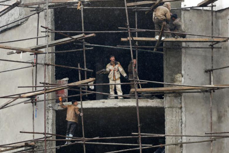 Công nhân làm việc tại một công trình xây dựng ở Bình Nhưỡng.