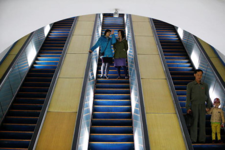 Người dân sử dụng thang cuốn để di chuyển xuống một ga tàu điện ngầm.