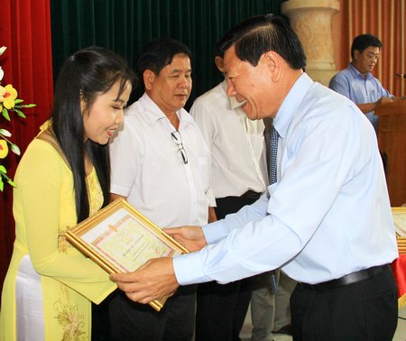 Bí thư Tỉnh ủy- Trần Văn Rón tặng bằng khen cho các tập thể có thành tích xuất sắc trong hoạt động văn hóa nghệ thuật.