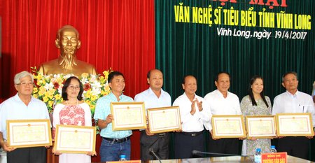 Phó Bí thư Thường trực Tỉnh ủy- Trương Văn Sáu tặng bằng khen cho các cá nhân có thành tích xuất sắc trong hoạt động văn hóa nghệ thuật.