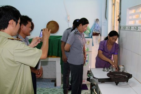  Kiểm tra bếp ăn tập thể của trường mầm non trên địa bàn huyện Vũng Liêm