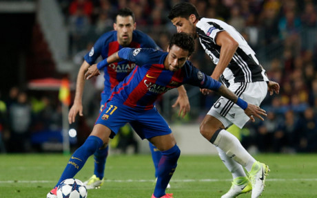 Trong bối cảnh bị dẫn trước 0-3 ở lượt đi, Barca sớm đẩy cao đội hình ngay khi tiếng còi khai cuộc được cất lên. Các cầu thủ Barca liên tục dồn ép Juventus trong 10 phút đầu của hiệp 1.