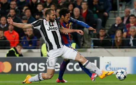 Song những đường lên bóng của “Gã khổng lồ xứ Catalan” không thể xuyên phá được hàng thủ đầy chắc chắn của Juventus.
