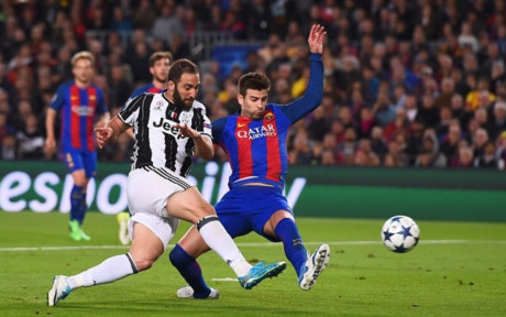 Trái lại, cơ hội dứt điểm đầu tiên thuộc về chân sút bên phía Juventus- Higuain nhưng bóng đi chệch xà ngang. Ngoài ra, Cuadrado cũng liên tục uy hiếp khung thành của thủ môn Ter Stegen bên phía Barca.