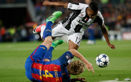 Các cầu thủ Juventus không ngần ngại phạm lỗi ngoài khu vực 16m50.