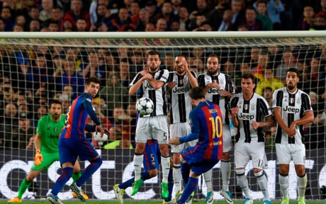 Messi có cơ hội trên chấm đá phạt nhưng pha dứt điểm của anh đi chệch cột dọc trong gang tấc. Siêu sao người Argentina được sự quan tâm kỹ lưỡng từ Chiellini.