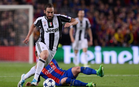 Barca liên tục gia tăng sức ép lên hàng thủ của Juventus. Tuy nhiên, những pha lên bóng của Juventus cũng tiềm tàng nhiều sự nguy hiểm.