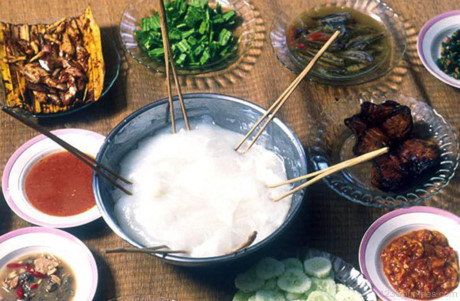 Ambuyat (Brunei). Du khách đến Brunei nhất định phải thử món Ambuyat, được chế biến từ cây cọ. Người ta dùng phần thân cây bào nhuyễn rồi đem đun trong nước nhiều giờ đến khi sánh lại. Vị của Ambuyat rất nhạt nên thường được dùng kèm với một loại nước sốt tên là Cacah Binjai.