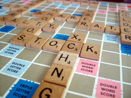 Cụ thể, bạn có thể tham khảo các trò chơi như Sudoku, Scrabble hoặc bất kỳ trò nào hấp dẫn, miễn là nó kích thích bộ não với những từ mới và làm cho bạn liên kết chúng với các sự vật hoặc hành động. Nhiều nghiên cứu cho thấy việc chơi nhiều trò liên quan đến chữ viết và giải ô chữ có thể làm giảm đáng kể nguy cơ mắc bệnh Alzheimer ở tuổi già.