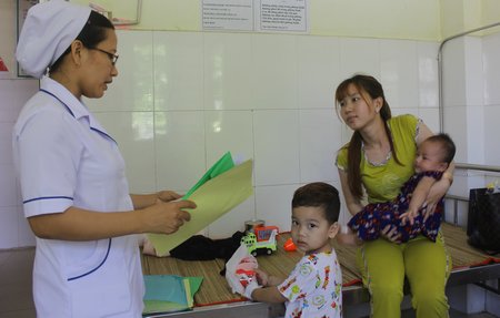 Điều dưỡng Lê Thị Thanh Hằng đang tư vấn chăm sóc, bảo vệ sức khỏe các bệnh nhi đang điều trị tại phòng bệnh.