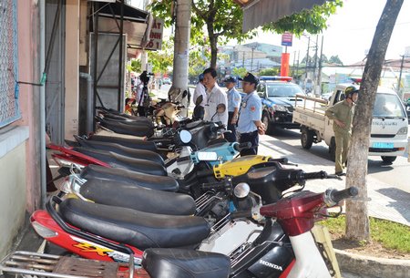 Một hộ kinh doanh xe máy lấn chiếm vỉa hè trên đường Nguyễn Huệ.