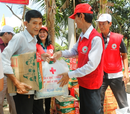 Dịp này, Hội Chữ thập đỏ TP Hồ Chí Minh trao 100 phần quà (300.000 đ/phần) cho các hộ nghèo của xã Hòa Ninh.