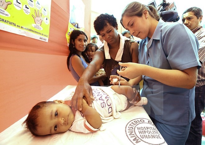 Tiêm vắcxin cho em bé ở Lima, Peru. (Nguồn: AFP/TTXVN