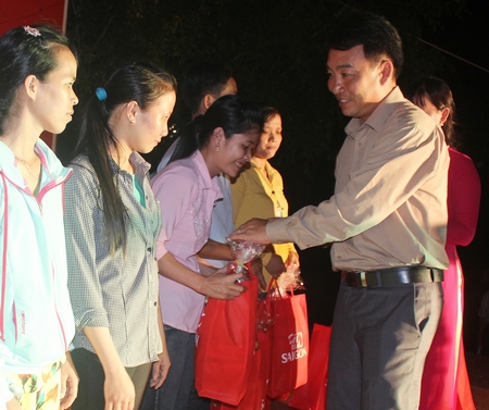 Ông Lữ Quang Ngời- Ủy viên Thường vụ Tỉnh ủy, Phó Chủ tịch UBND tỉnh đến dự và trao quà cho công nhân.