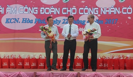 Ông Huỳnh Bá Long- Tỉnh ủy viên, Chủ tịch Liên đoàn Lao động tỉnh tặng hoa 2 đơn vị đồng hành cùng chương trình.