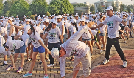 Ông Lữ Quang Ngời- Ủy viên Thường vụ Tỉnh ủy, Phó Chủ tịch UBND tỉnh (đứng bìa phải) cùng các vận động viên tập bài khởi động trước khi chạy.