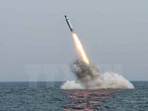 Một vụ phóng thử tên lửa từ tàu ngầm của Triều Tiên. (Nguồn: EPA/TTXVN)