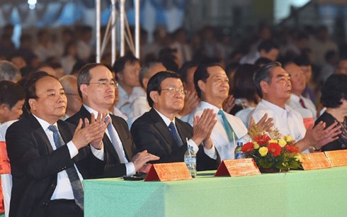 Thủ tướng Nguyễn Xuân Phúc cùng các đồng chí lãnh đạo và nguyên lãnh đạo Đảng, Nhà nước