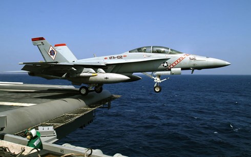 Một chiếc Super Hornet xuất phát từ boong tàu sân bay. Ảnh: defenseindustrydaily.