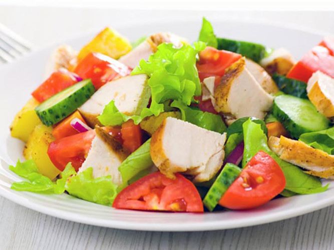 Salad với chất béo: Bạn có thể ăn trên nhiều rau trong món salad của bạn, nhưng bạn đã nghĩ đến việc ăn cùng với các chất béo tốt? Nếu bạn làm như vậy, carotenoid có lợi được hấp thu tốt hơn từ món salad.