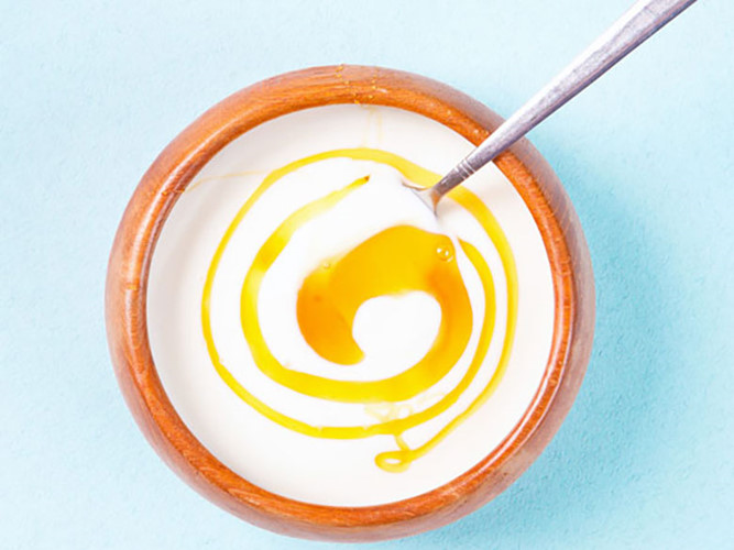 Sữa chua Hy Lạp với chuối: kết hợp này sẽ hấp thu canxi và insulin, giúp xương chắc khoẻ, đây là một sự kết hợp lý tưởng giữa các loại thực phẩm.