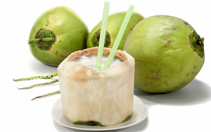 Nước từ quả dừa tươi có tác dụng giải nhiệt, làm mát, và cung cấp nhiều khoáng chất có lợi cho cơ thể.
