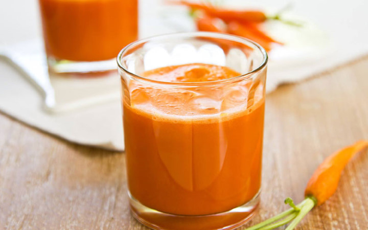Cà rốt giàu vitamin A rất tốt cho làn da. Uống nước ép cà rốt thường xuyên là bí quyết dành cho những người có làn da xỉn màu muốn da tươi sáng. 