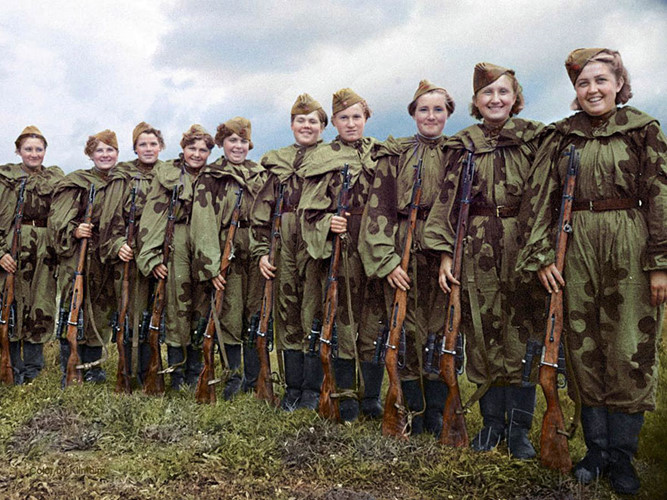 Những nữ xạ thủ này, và hơn 2000 người khác, là những tay súng bắn tỉa cho quân đội Nga, nhập ngũ sau khi Đức xâm lược Liên Xô vào tháng 6/1941.