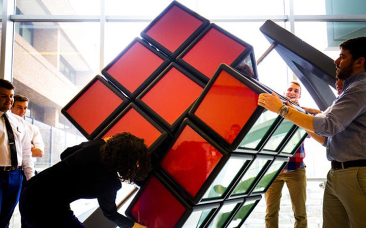 Trong trò chơi giải khối rubik, người chơi sẽ hoàn thành khi mỗi mặt của khối lập phương đều mang cùng một màu