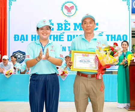 Bà Nguyễn Thị Cẩm Tú- Chủ tịch UBND Phường 1 trao giải nhất toàn đoàn cho khóm Hưng Đạo Vương. 