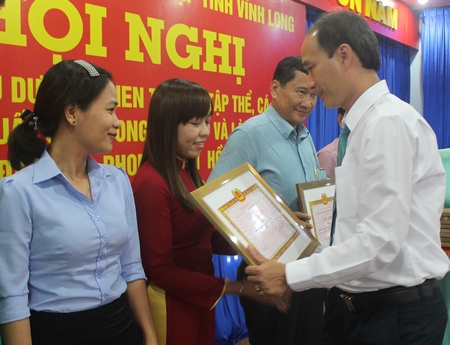 Đồng chí Trần Xuân Thiện- Bí thư Đảng ủy Khối Doanh nghiệp tỉnh tặng giấy khen cho các tập thể xuất sắc trong học tập và làm theo tư tưởng, đạo đức, phong cách Hồ Chí Minh năm 2016.