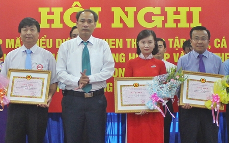 Đồng chí Trần Xuân Thiện- Bí thư Đảng ủy Khối Doanh nghiệp tỉnh trao giải thưởng cho 3 tập thể có thành tích cao trong hội thi báo công dâng Bác. 
