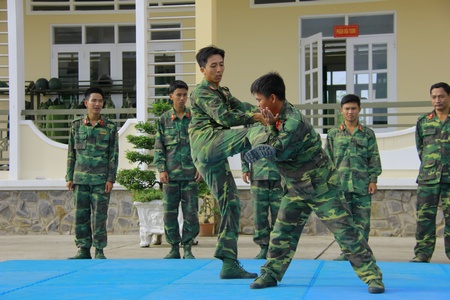Cán bộ, chiến sĩ lực lượng vũ trang ra sức học tập, rèn luyện cống hiến tài năng.