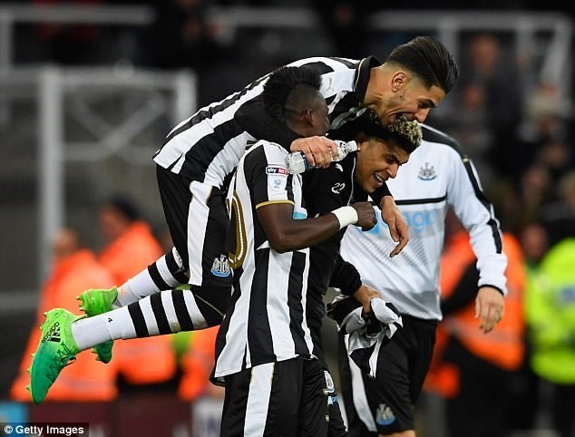 Niềm vui của các cầu thủ Newcastle sau chiến thắng. (Nguồn: Getty Images)