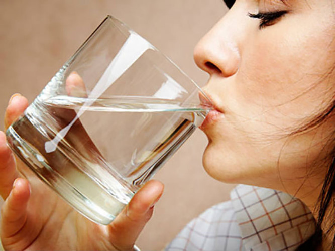 8. Tiết kiệm tiền: Nước ít tốn kém hơn bất kỳ đồ uống nào khác. Thức uống kỳ diệu này có thể giữ cho bạn hydrat lành mạnh mà không cần phải tiêu tốn rất nhiều. Đồ uống đắt tiền có thể sẽ không tốt cho sức khoẻ của bạn.