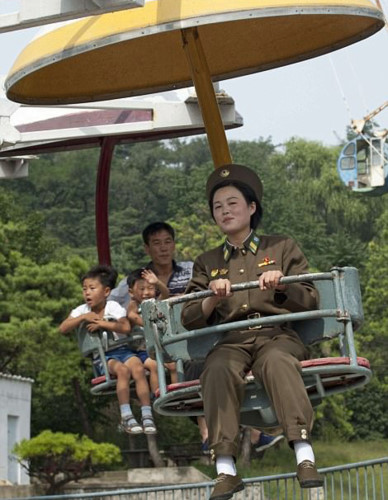 Nữ quân nhân Triều Tiên thư giãn ở công viên.