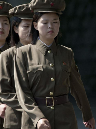 Nữ quân nhân Triều Tiên lúc nghiêm nghị với các bài tập quân sự.