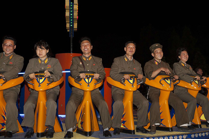 Công viên giải trí ở Bình Nhưỡng là nơi ưa thích của nhiều binh sĩ ngoài giờ trực và huấn luyện. Nhưng dù đi đâu họ cũng phải mặc quân phục.