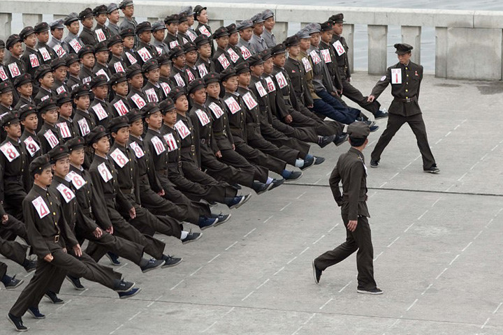 Mỗi sáng, các quân nhân ở Bình Nhưỡng lại ra quảng trường lớn để tập đội hình đội ngũ trong hàng giờ liền.