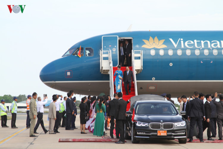 Thủ tướng Nguyễn Xuân Phúc và Phu nhân bước xuống sân bay Pochentong.