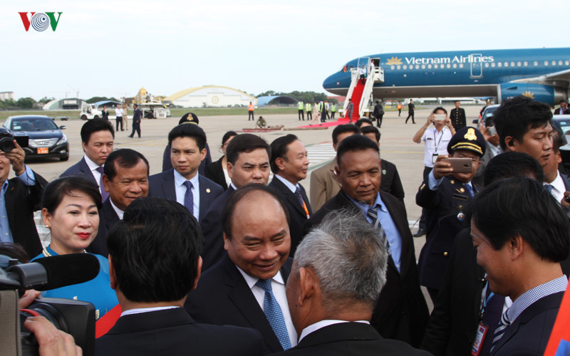 Các vị lãnh đạo cấp cao trong Chính phủ Campuchia đến đón Thủ tướng tại sân bay. Đồng thời, Thủ tướng Nguyễn Xuân Phúc cũng dành thời gian nói chuyện với bà con Việt tại sân bay PochenhTong