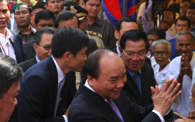Thủ tướng Nguyễn Xuân Phúc bắt tay, chào hỏi bà con Campuchia tại lễ khánh thành cầu Long Bình