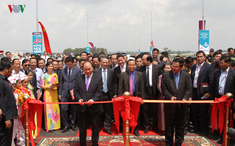 Thủ tướng Nguyễn Xuân Phúc cùng Thủ tướng Campuchia cắt băng khánh thành cầu Long Bình.