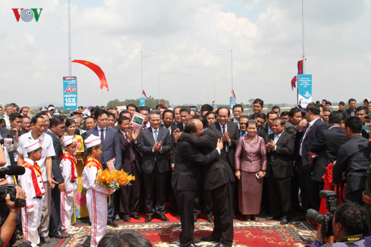 Thủ tướng Nguyễn Xuân Phúc và Thủ tướng Campuchia thể hiện tình đoàn kết, hữu nghị khi cắt băng khánh thành cầu.