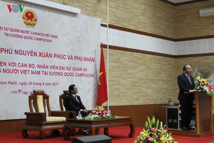 Thủ tướng Nguyễn Xuân Phúc đến thăm sứ quán Việt Nam tại Campuchia
