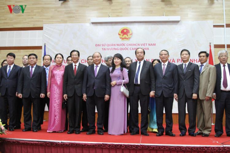 Thủ tướng Nguyễn Xuân Phúc chụp hình lưu niệm với cán bộ sứ quán Việt Nam tại Campuchia.