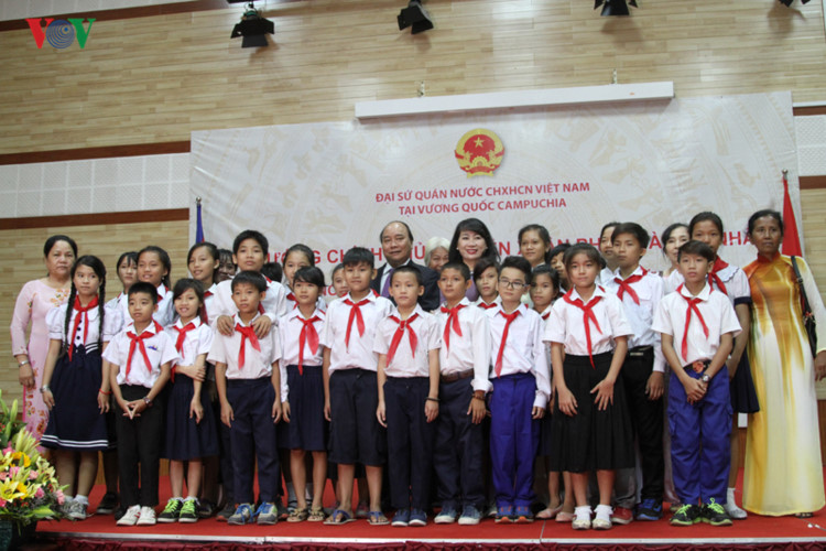Thủ tướng Nguyễn Xuân Phúc chụp hình lưu  niệm với học sinh trường tiểu học Tân Tiến.