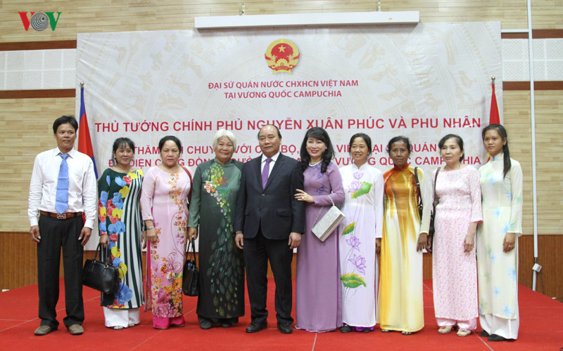 Thủ tướng Nguyễn Xuân Phúc chụp hình lưu niệm với thầy cô trường tiểu học Tân Tiến.