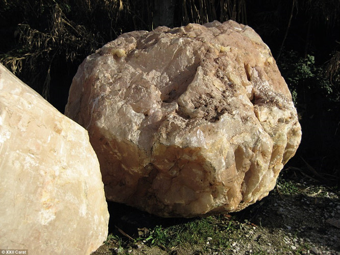 Những khối đá quý có trọng lượng trên 10.000 kg được vận chuyển từ Nam Mỹ đến Trung Đông để xây dựng biệt thự.